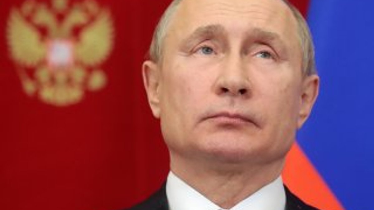 Putin dini bayram ritüeli için buz gibi suya daldı
