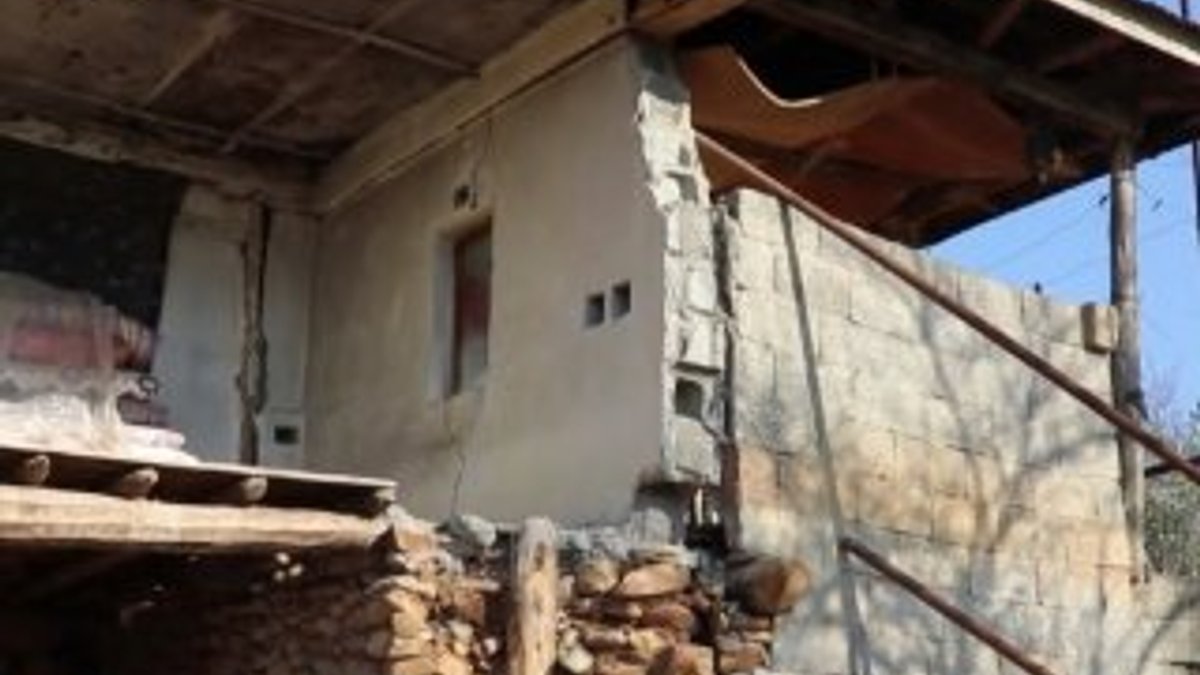 Evinin yarısı yıkılan kadın yardım istiyor