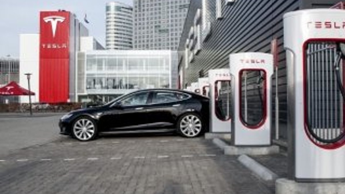Tesla, şarj istasyonu kullanım fiyatlarını artırıyor