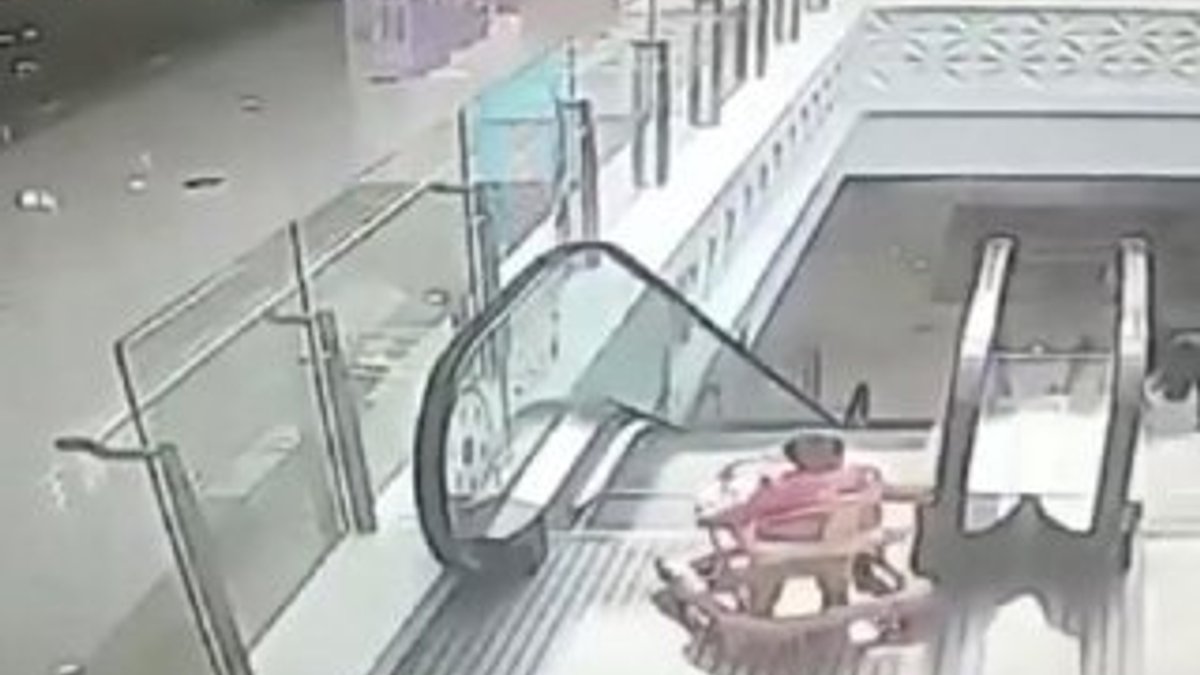 Çin'de yürüteçteki bebek yürüyen merdivenden yuvarlandı