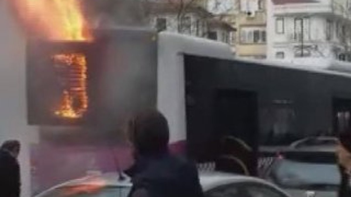 Fatih'te halk otobüsü yandı