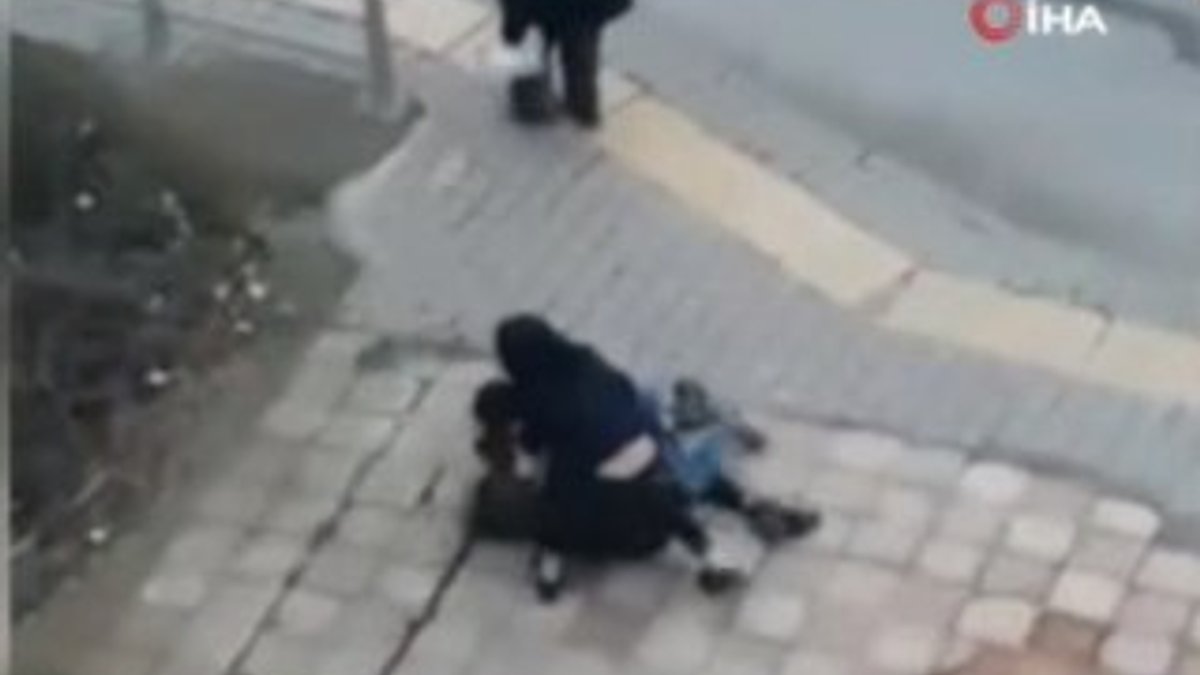 Kızlar sokak ortasında tekme tokat kavga etti