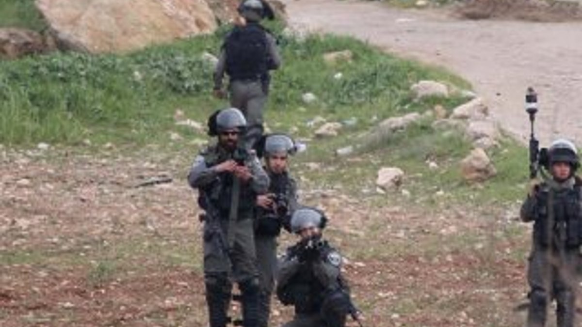 Ramallah'ta İsrail askerleri bir Filistinliyi yaraladı