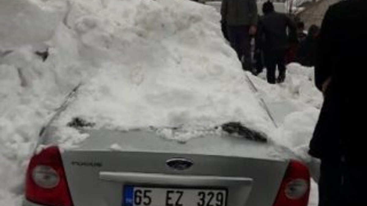 Çatıdan düşen kar, otomobili hurdaya çevirdi