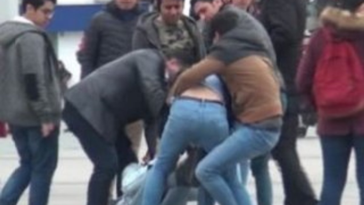Taksim'de hanutçular tekme tokat kavga etti