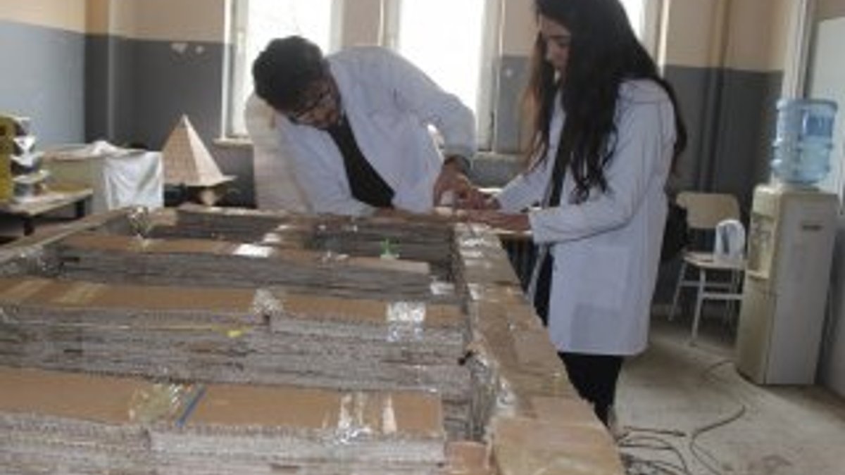 Şanlıurfa'da öğrenciler atık kartondan kitaplık yapıyor