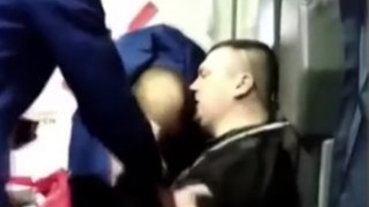 Sorunlu yolcu uçakta hostes koltuğuna bağlandı