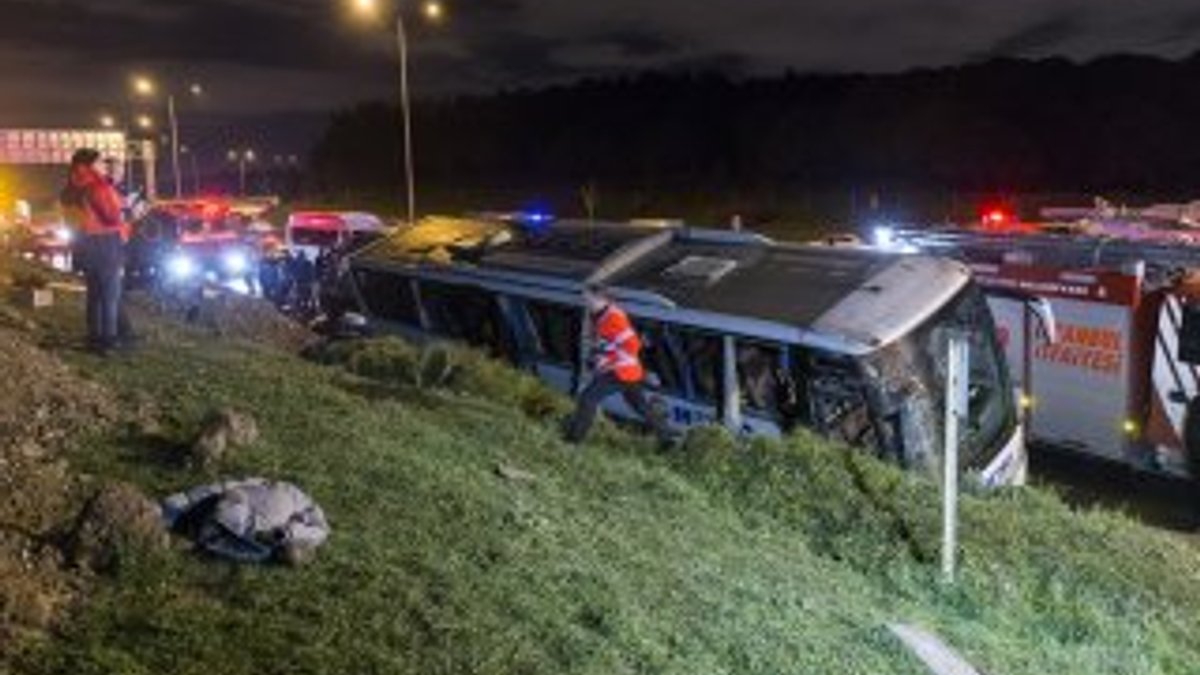 İstanbul'da yolcu otobüsü devrildi: 2 ölü 21 yaralı