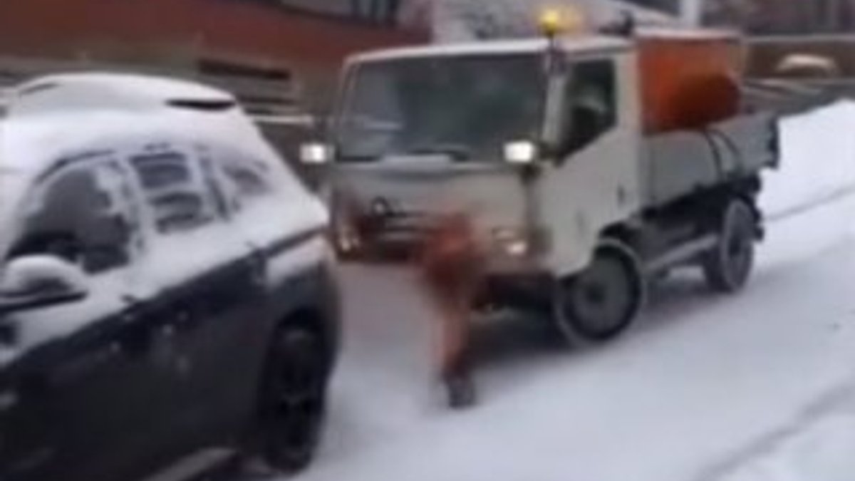 Kar küreme aracı hızını alamadı, otomobile çarptı