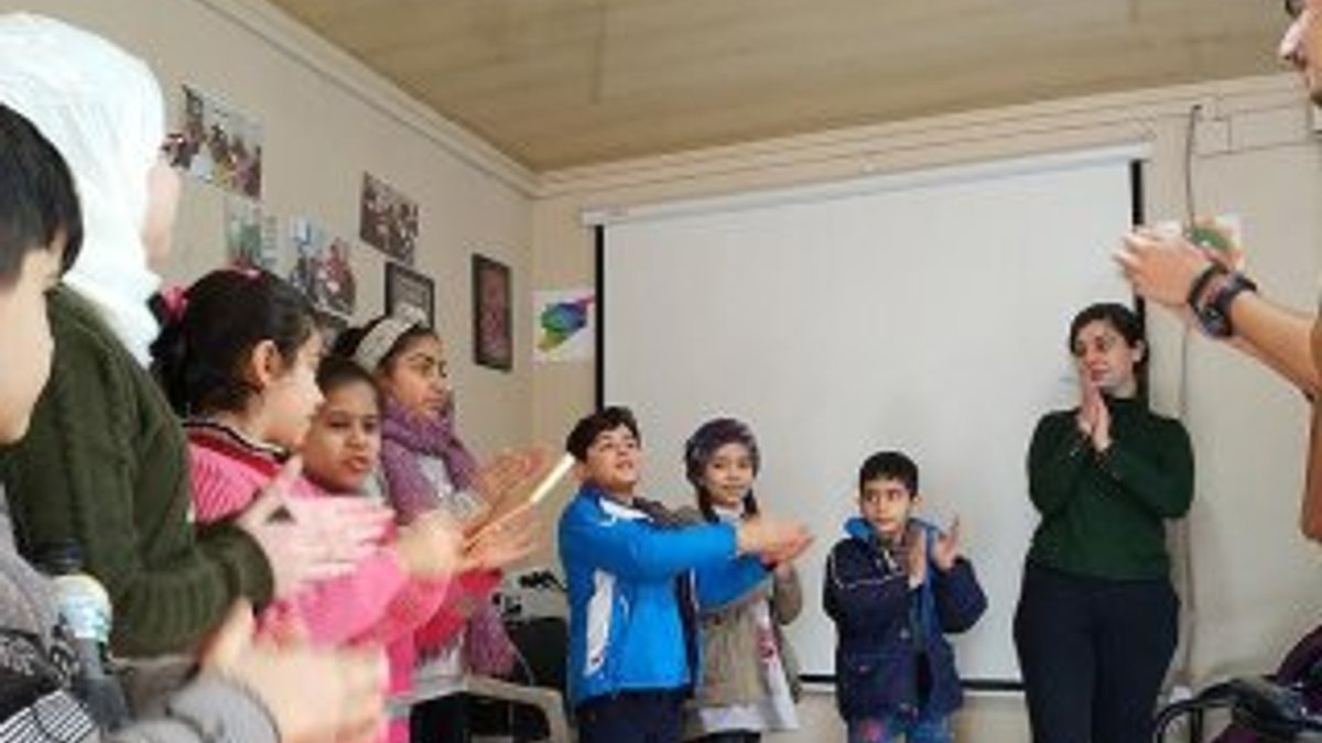 İzmir'de üniversitelilerden gönüllü Suriyeli eğitimi