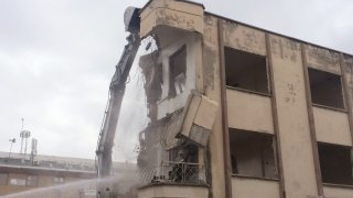 Erzincanlılar yıkılan binayı film izler gibi izledi