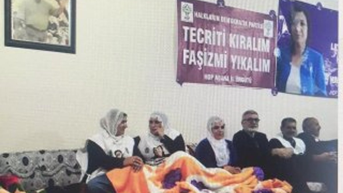 HDP'li vekiller Öcalan posteriyle poz verdi