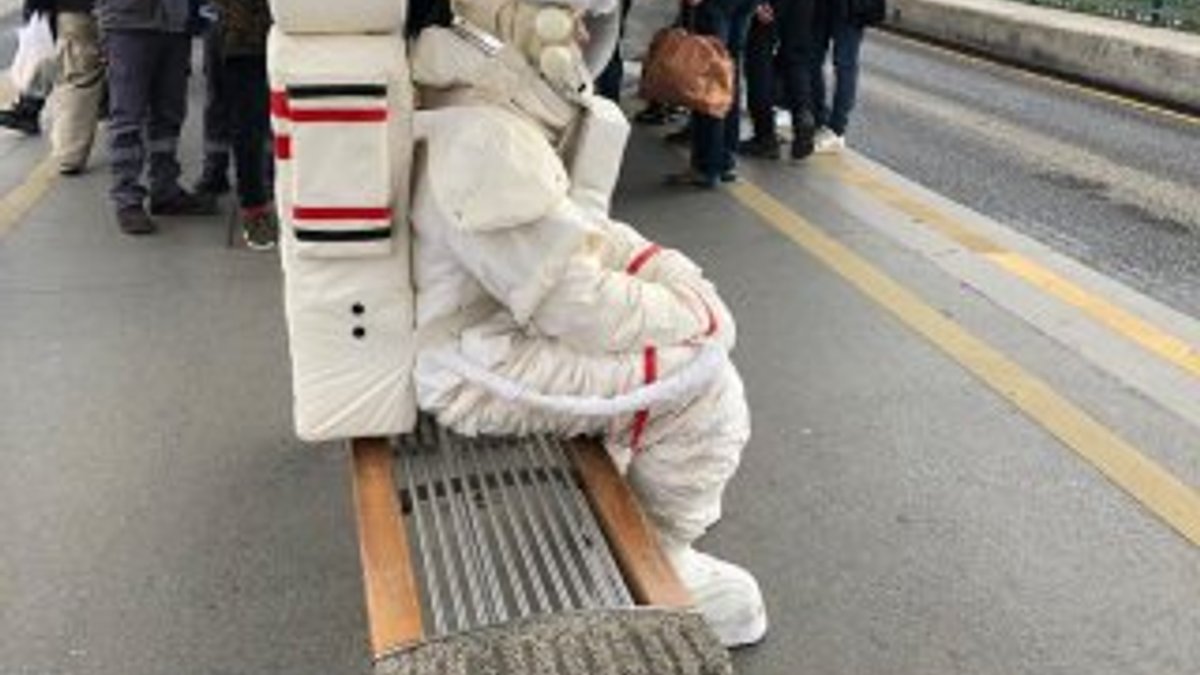 Metrobüs bekleyen astronot