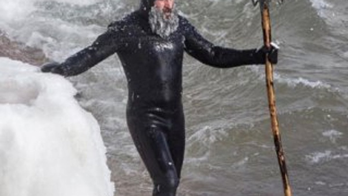 ABD'li sörfçünün sakalları soğuktan dondu