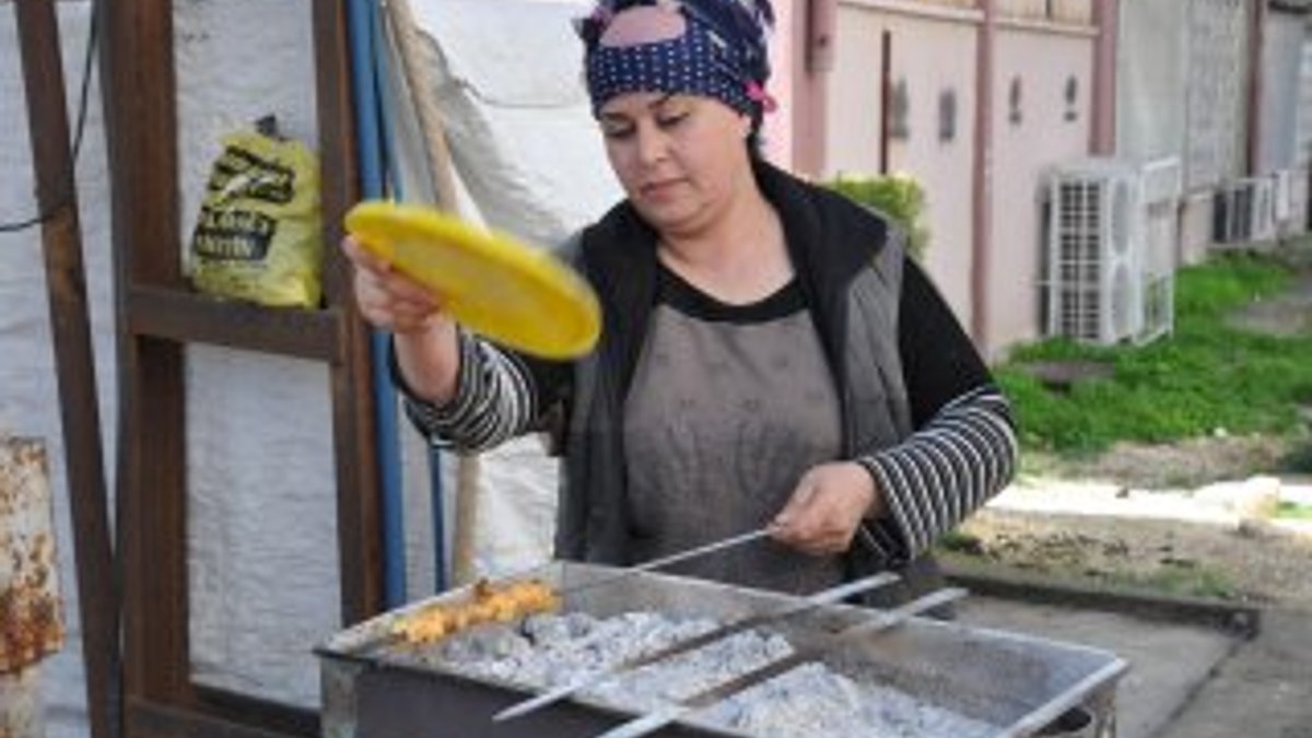 Suriyeli kadın kazanç için Mardin'de kebap satıyor