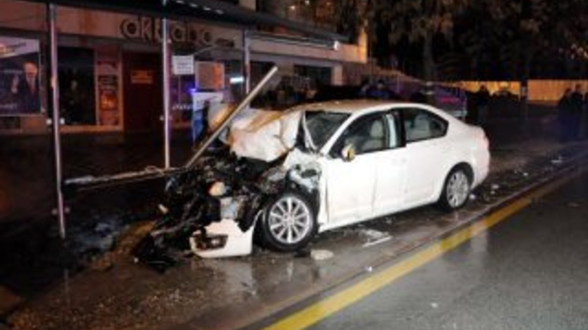 Otomobil servis minibüsüne çarptı: 2 yaralı