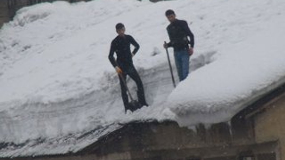 Hakkari'de kar küreyiciler çatılardan para kazanıyor