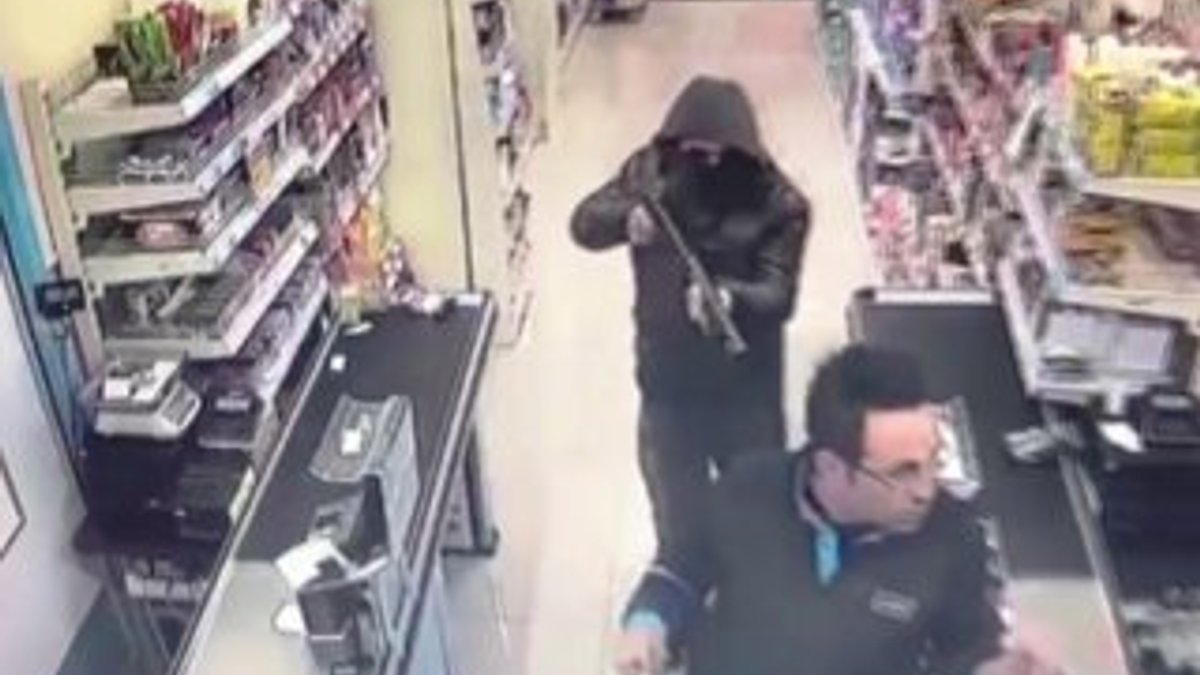 Yüzü maskeli soyguncu pompalıyla markete daldı