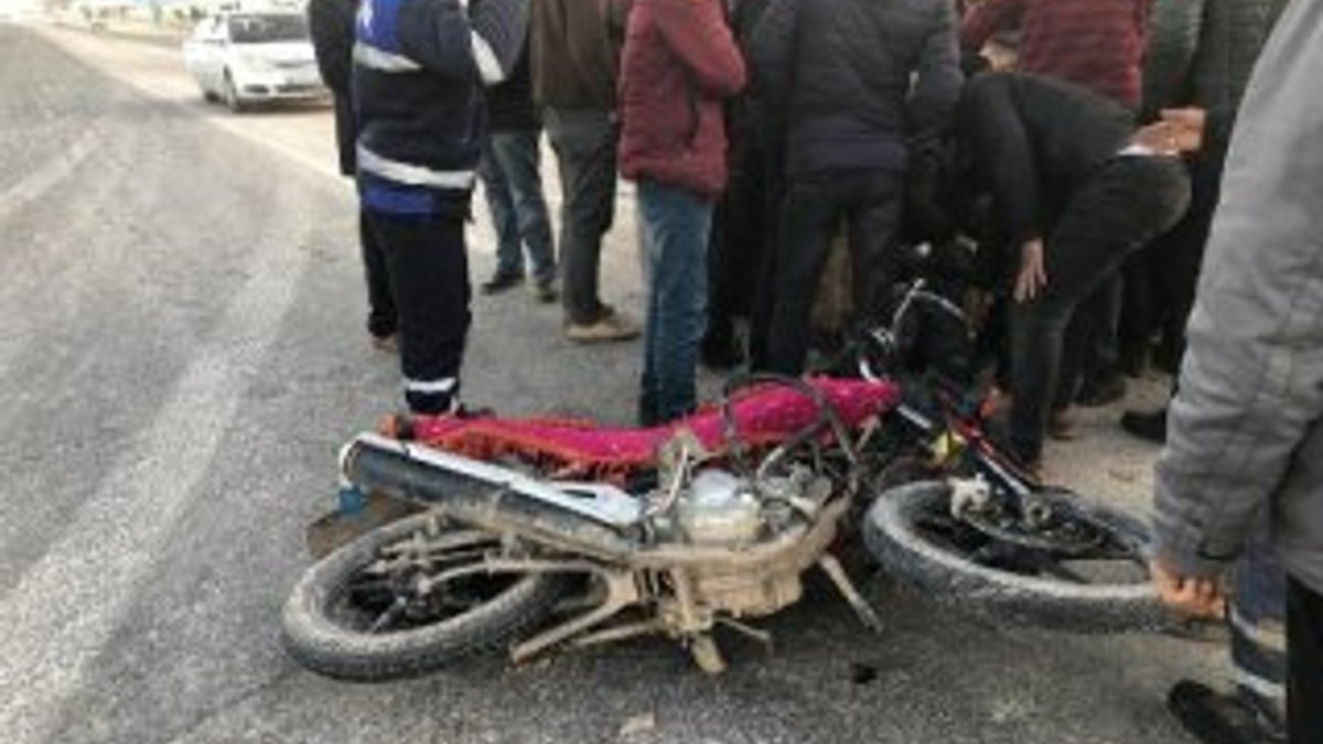 Otomobil, motosiklete çarptı: 2 kişi ağır yaralandı 