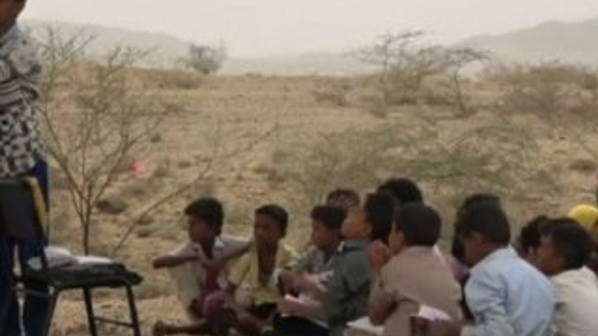 Yemen'de öğrenciler ağaç altında eğitim görüyor