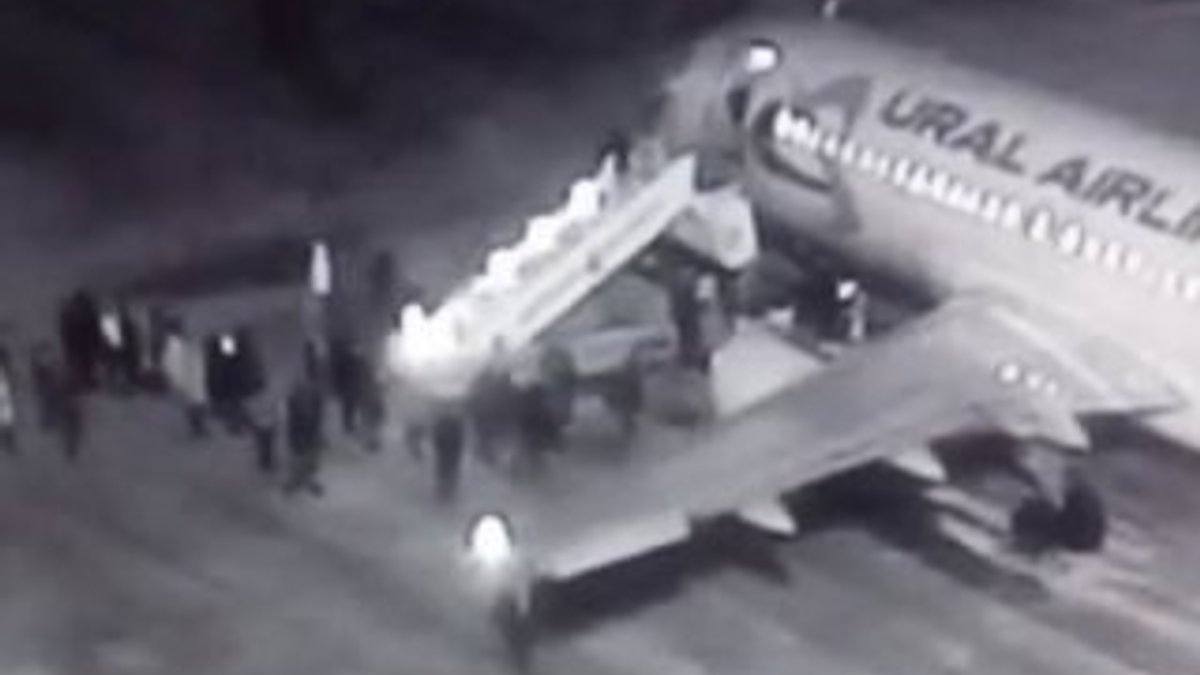 Yolcular uçağa binerken merdiven çöktü