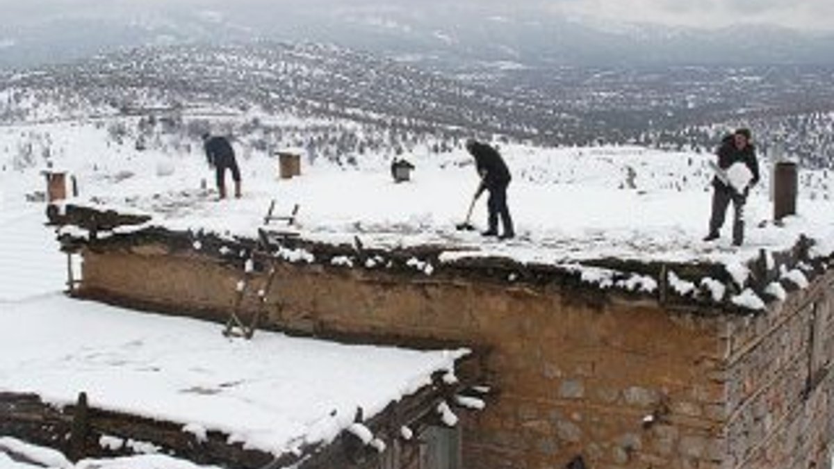 Toprak damlarda kar temizliği