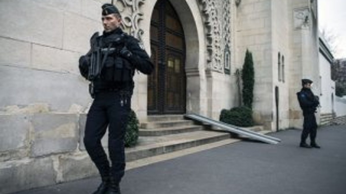 Fransa'da 7 cami terörle mücadele gerekçesiyle kapandı
