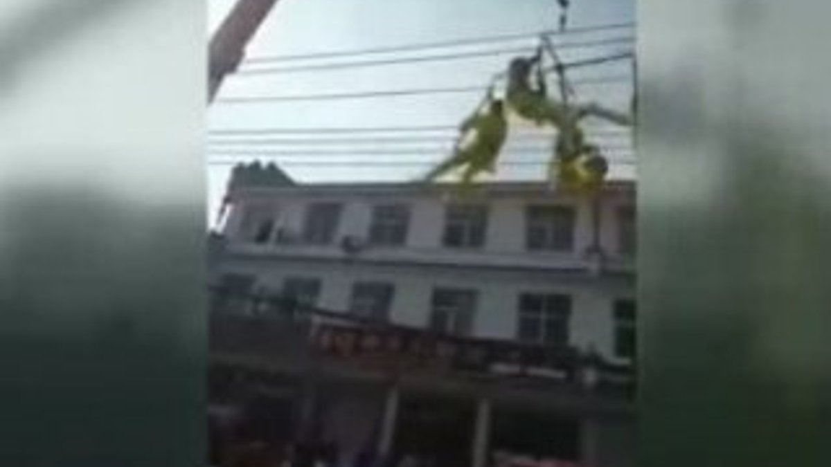 Çin'de 5 metreden yere çakılan akrobatlar yaralandı