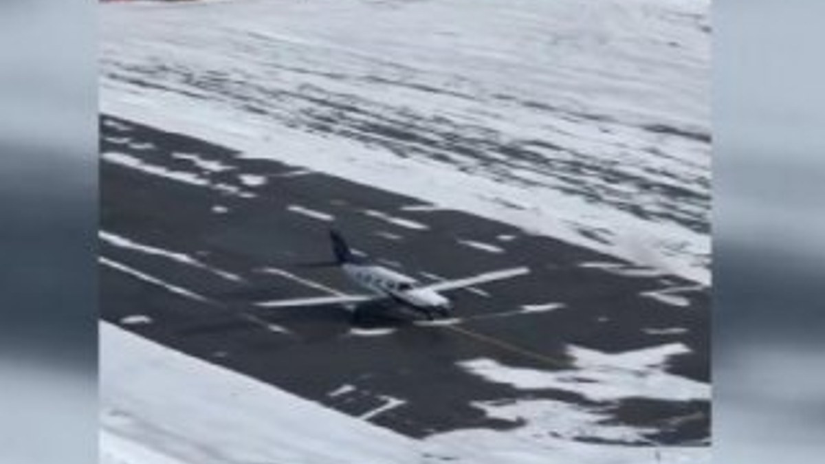 Uçak pist dışındaki kar yığınına çarparak durabildi