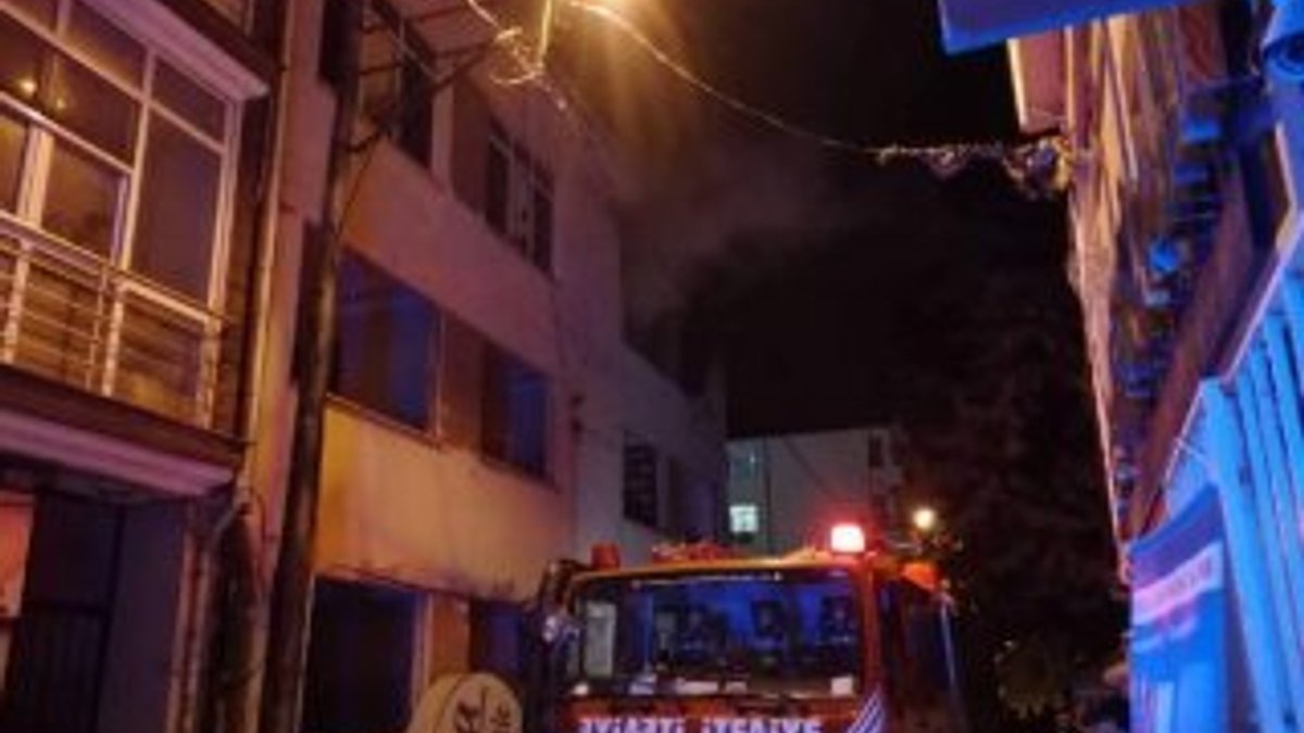 Silivri'de metruk bina alev alev yandı