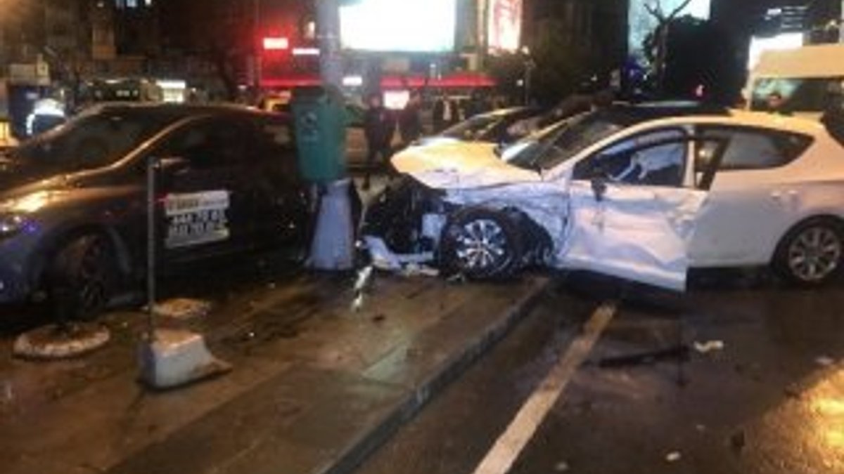 Beşiktaş’ta bir otomobil 3 araca çarptı