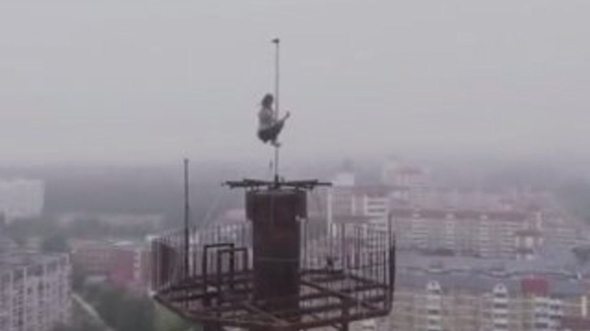 Rusya'da 16 katlı binanın çatısında direk dansı