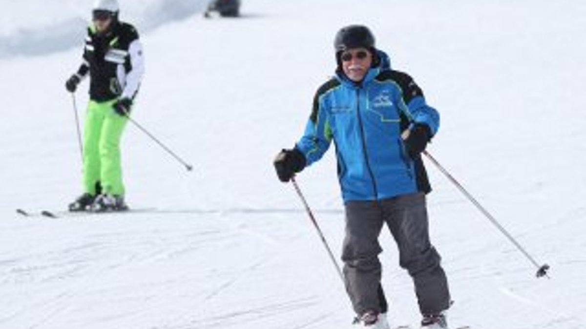 İhtiyar kayakçı gençlere meydan okuyor