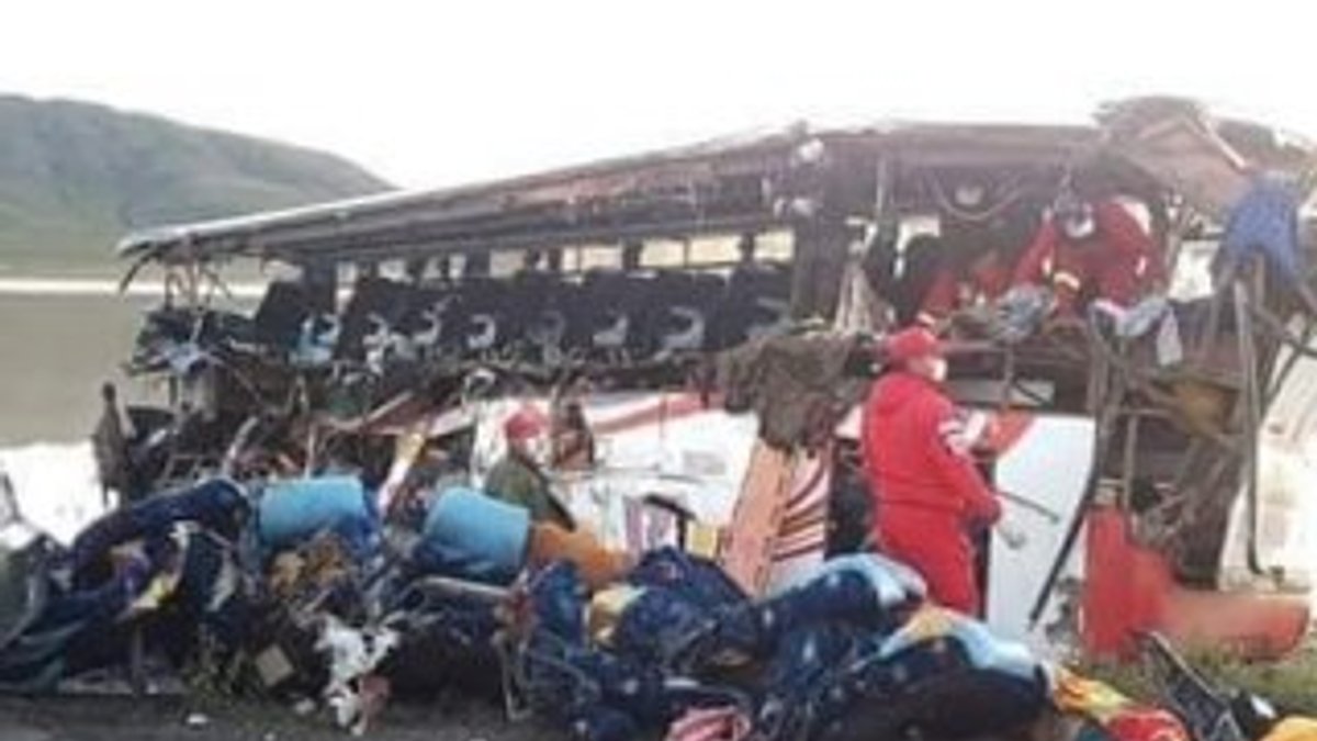 Bolivya’da yolcu otobüsüyle kamyon çarpıştı: 24 ölü