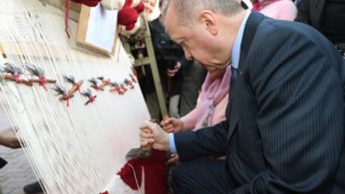 Cumhurbaşkanı Erdoğan Türk bayraklı halı dokudu