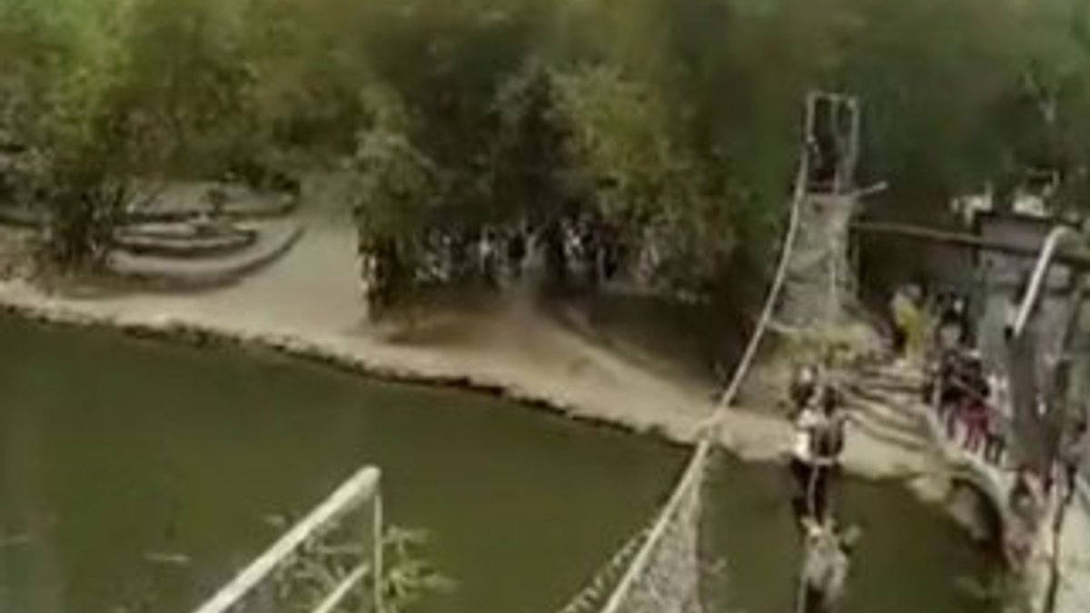 Çin'de köprüyü üzerlerine yıkan turistler