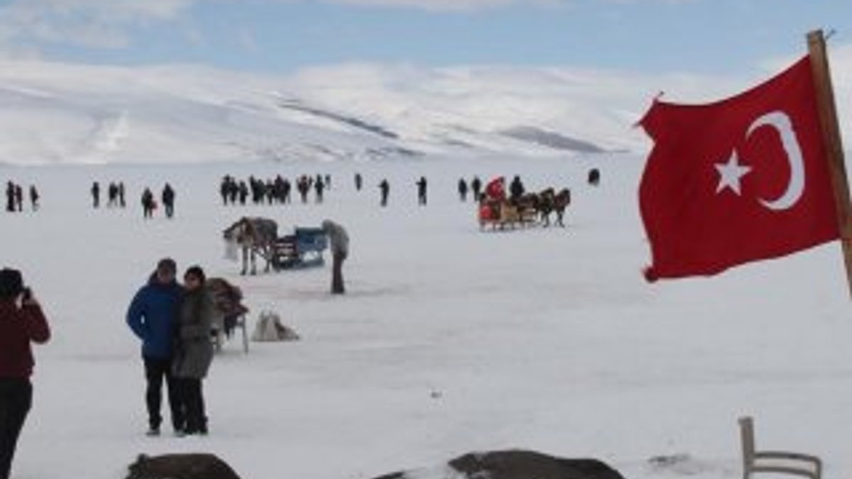 Buzla kaplı Çıldır Gölü turistleri cezbediyor