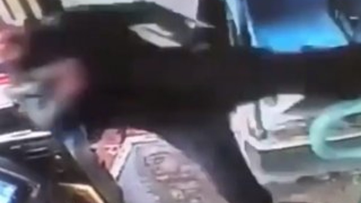 Çin'de şoförle tartışan sarhoş yolcuya bayıltan tekme