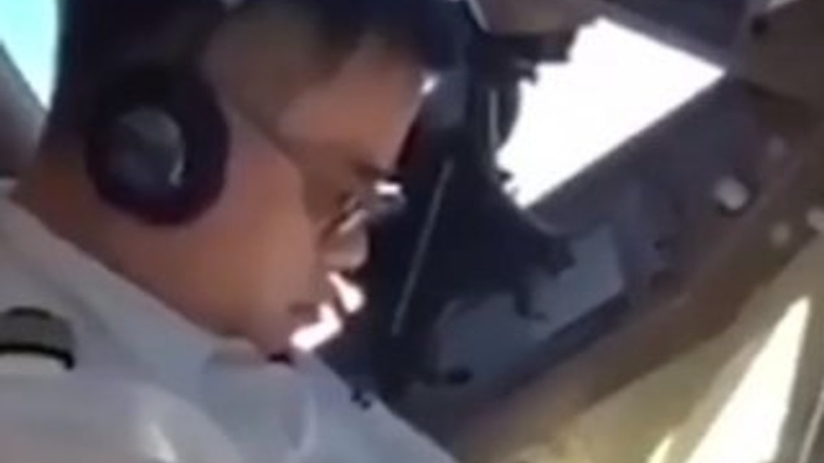 20 yıllık pilot uçuş sırasında uyudu