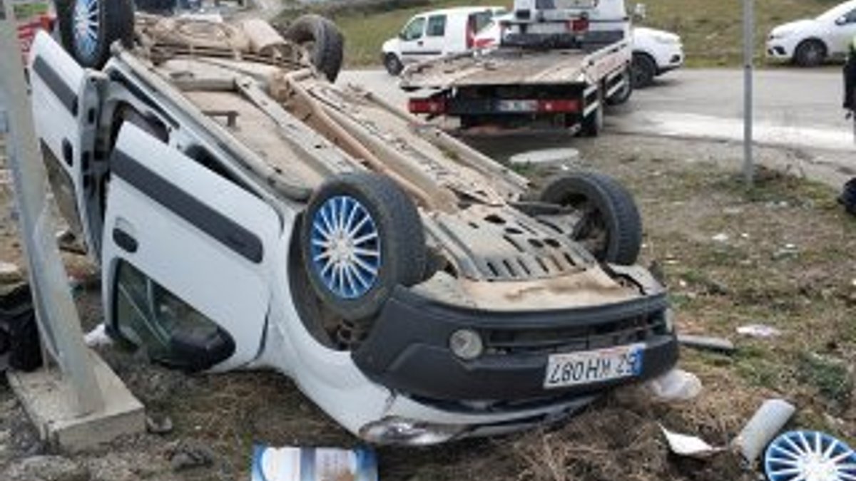 Panelvan minibüsle ticari araç çarpıştı: 4 yaralı