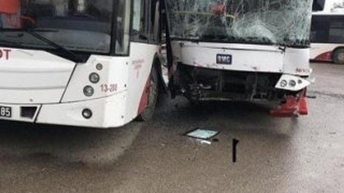 İzmir’de belediye otobüsü otomobille kafa kafaya çarpıştı