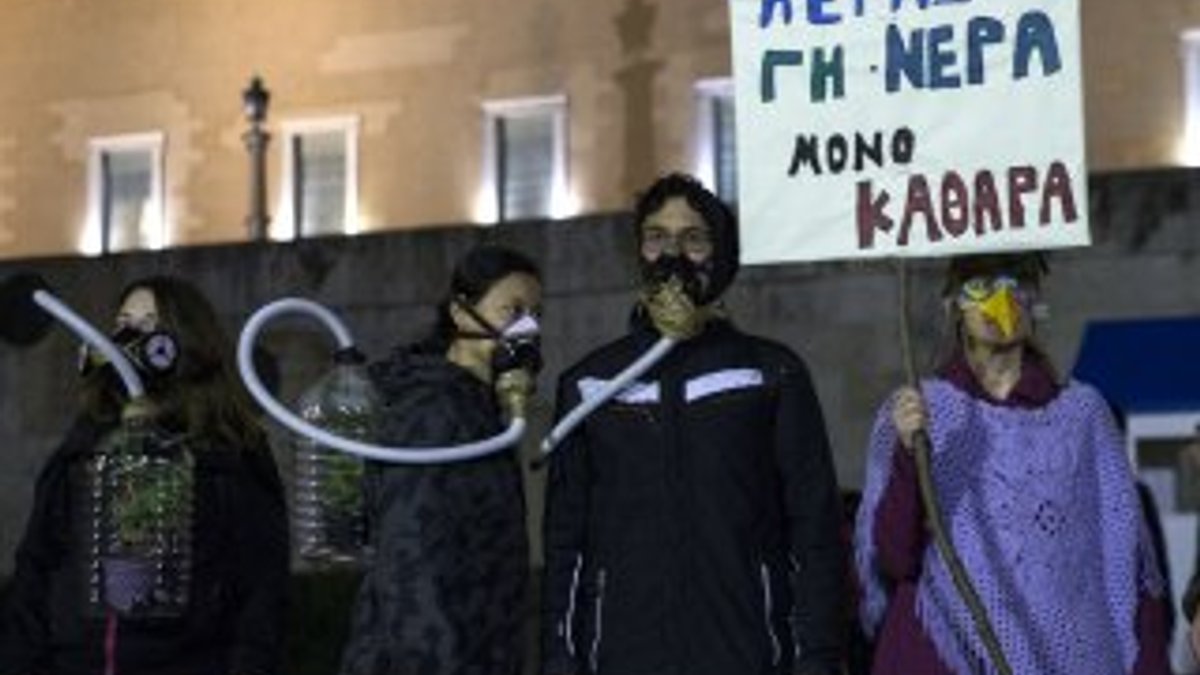 Yunanistan'da protestocular bakanlığı bastı