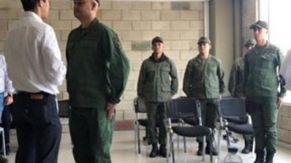 Venezuela'da askerler Guaido'yu tanıyor