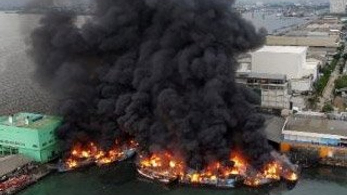 Endonezya’da limanda yangın: 20 tekne yandı