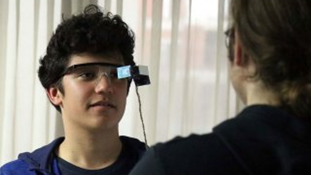 Lise öğrencilerinden işitme engelliler için gözlük