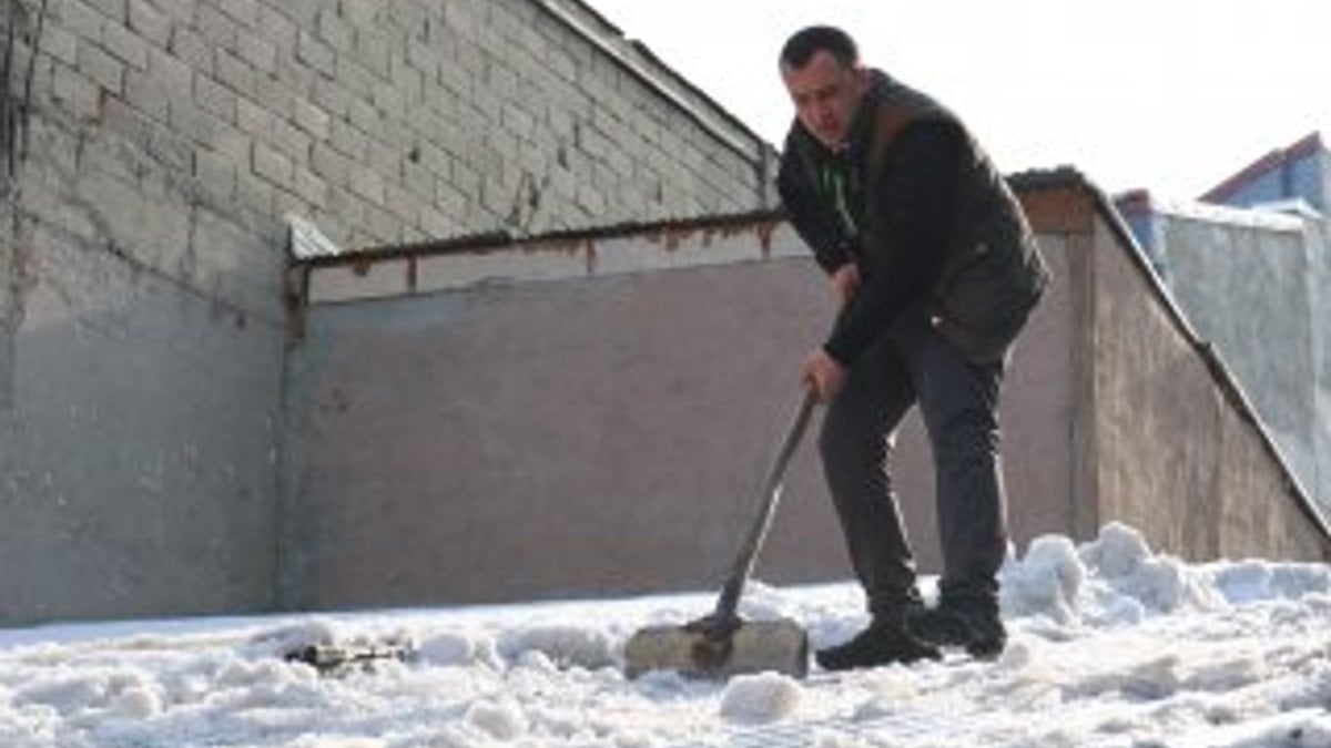 Kars'ta vatandaşların tehlikeli kar mesaisi