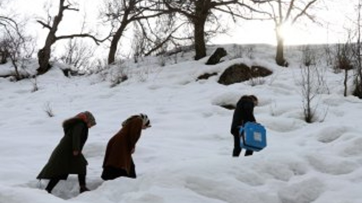 Van'da sağlıkçılar tedavi için karlı yamaçları aşıyor