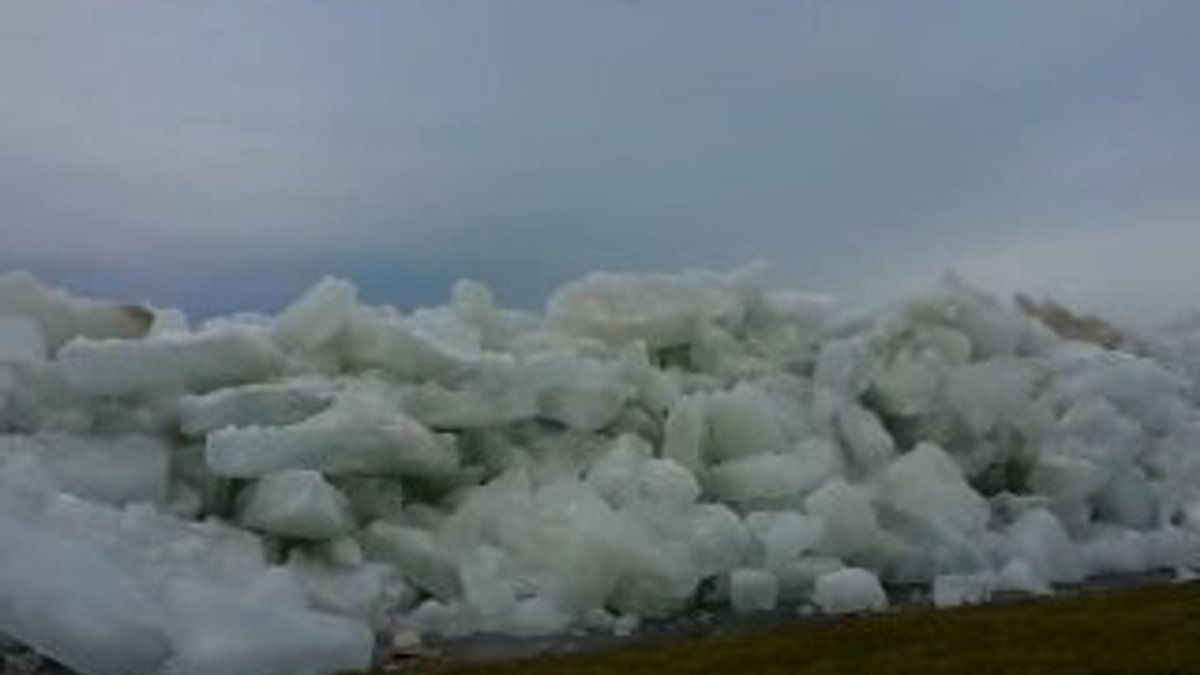 Niagara Nehri'nde buz tsunamisi meydana geldi