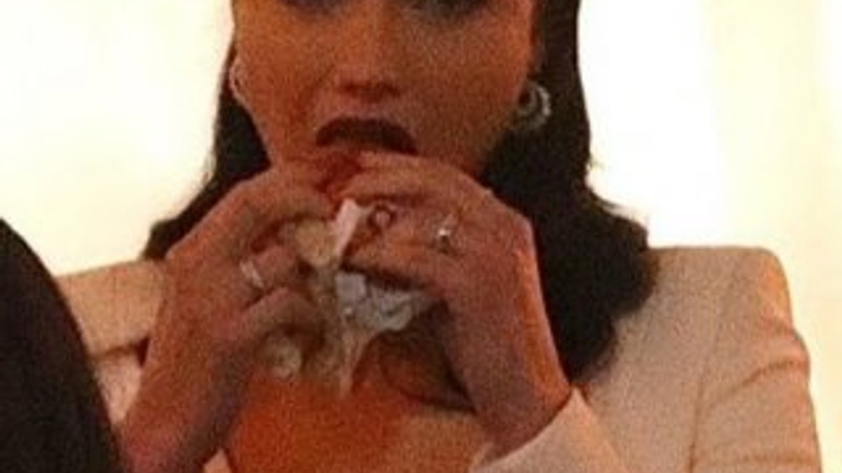 Adriana Lima elinden hamburgeri düşürmedi
