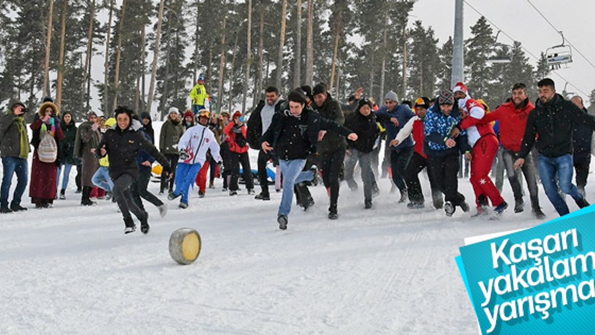 Karda yuvarlanan kaşarı yakalamak için yarıştılar